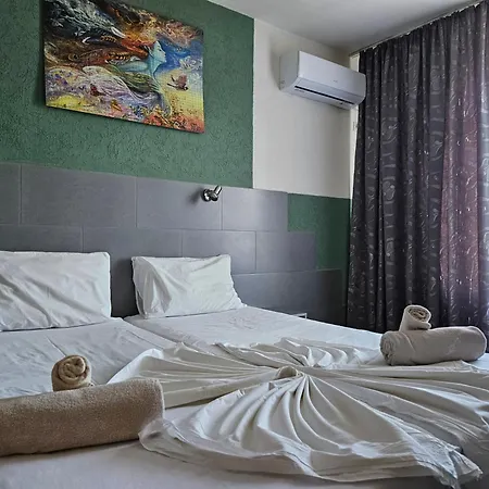 Paralax מלון וארנה